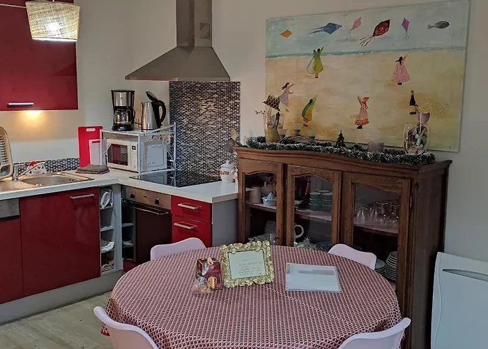 Maison De Avec Terrasse Et Jardin, *