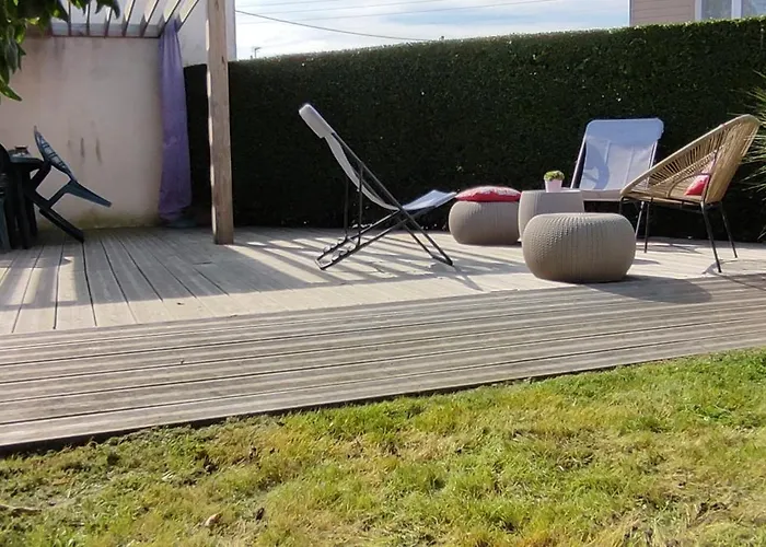 Maison De Avec Terrasse Et Jardin, *