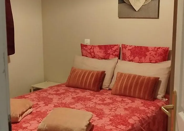 Maison De Avec Terrasse Et Jardin, *