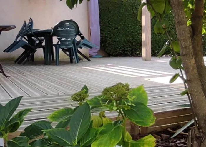 Feriehus Maison De Avec Terrasse Et Jardin, *